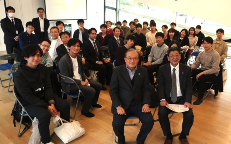 「地域交通政策研究」（宿利正史客員教授他）の授業では、10月25日に宮城県南三陸町で佐藤仁南三陸町長による講義と現地視察を実施しました。