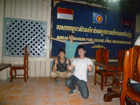 タイカンボジア紛争地帯にて。GraSPPの友人が来てくれてプレアビヒアを再訪問したときの一枚