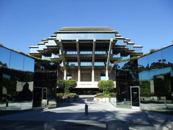 UCSDのシンボル”Geisel Library ”