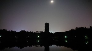 北京_キャンパスにある池の夜景